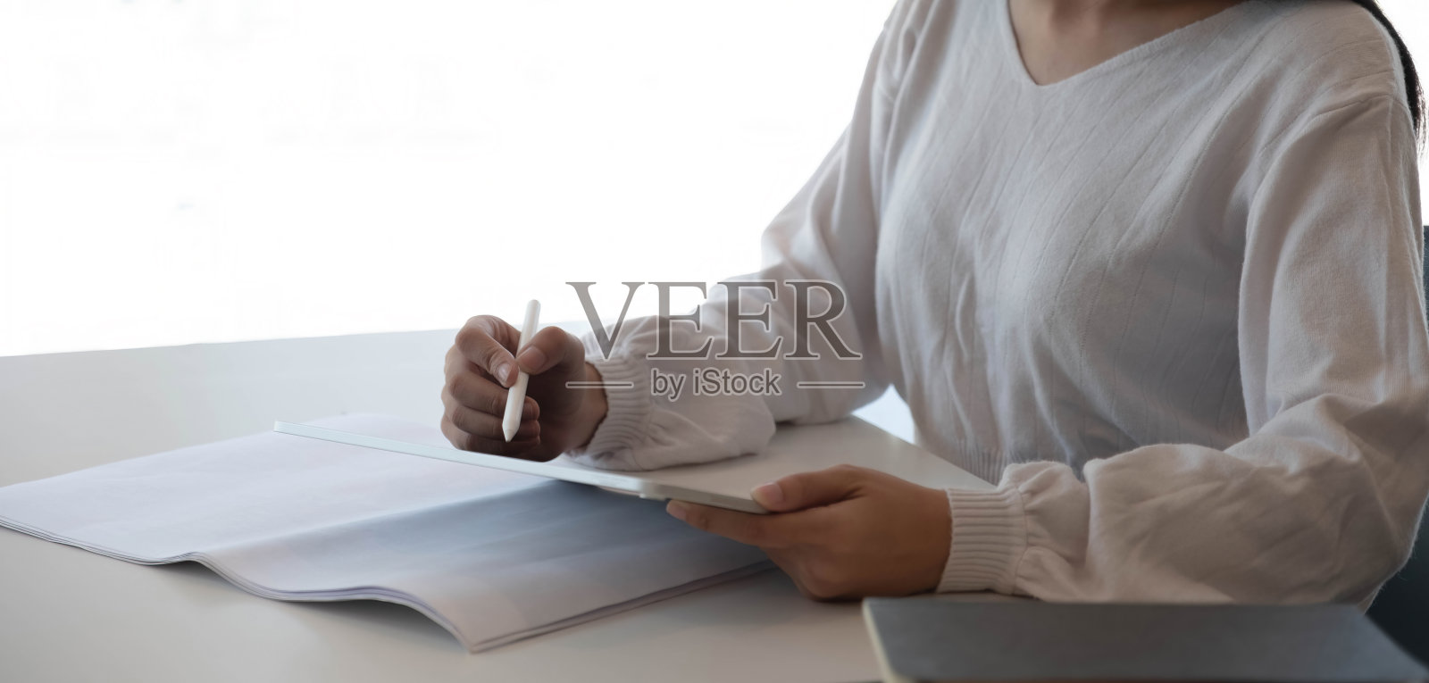 年轻的亚洲企业与金融文件和智能笔记本电脑在现代办公室照片摄影图片