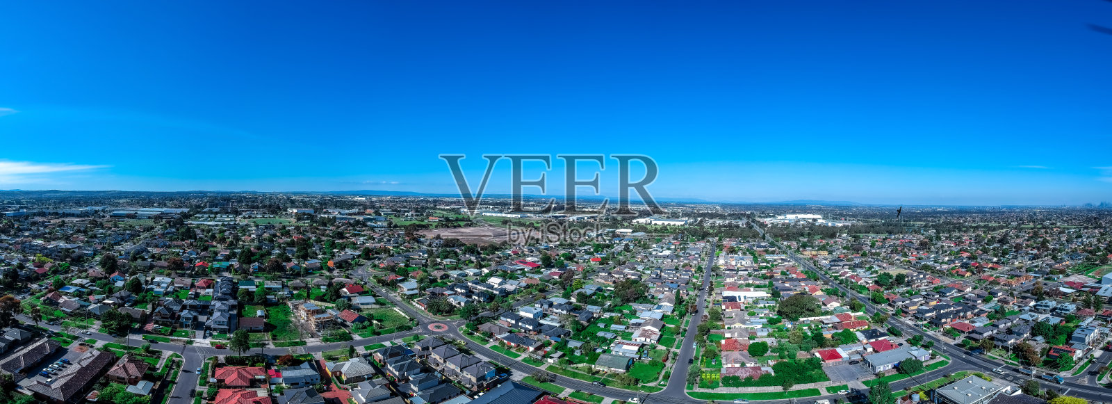 墨尔本郊区和CBD全景无人机俯视房屋、道路和维多利亚澳大利亚公园照片摄影图片