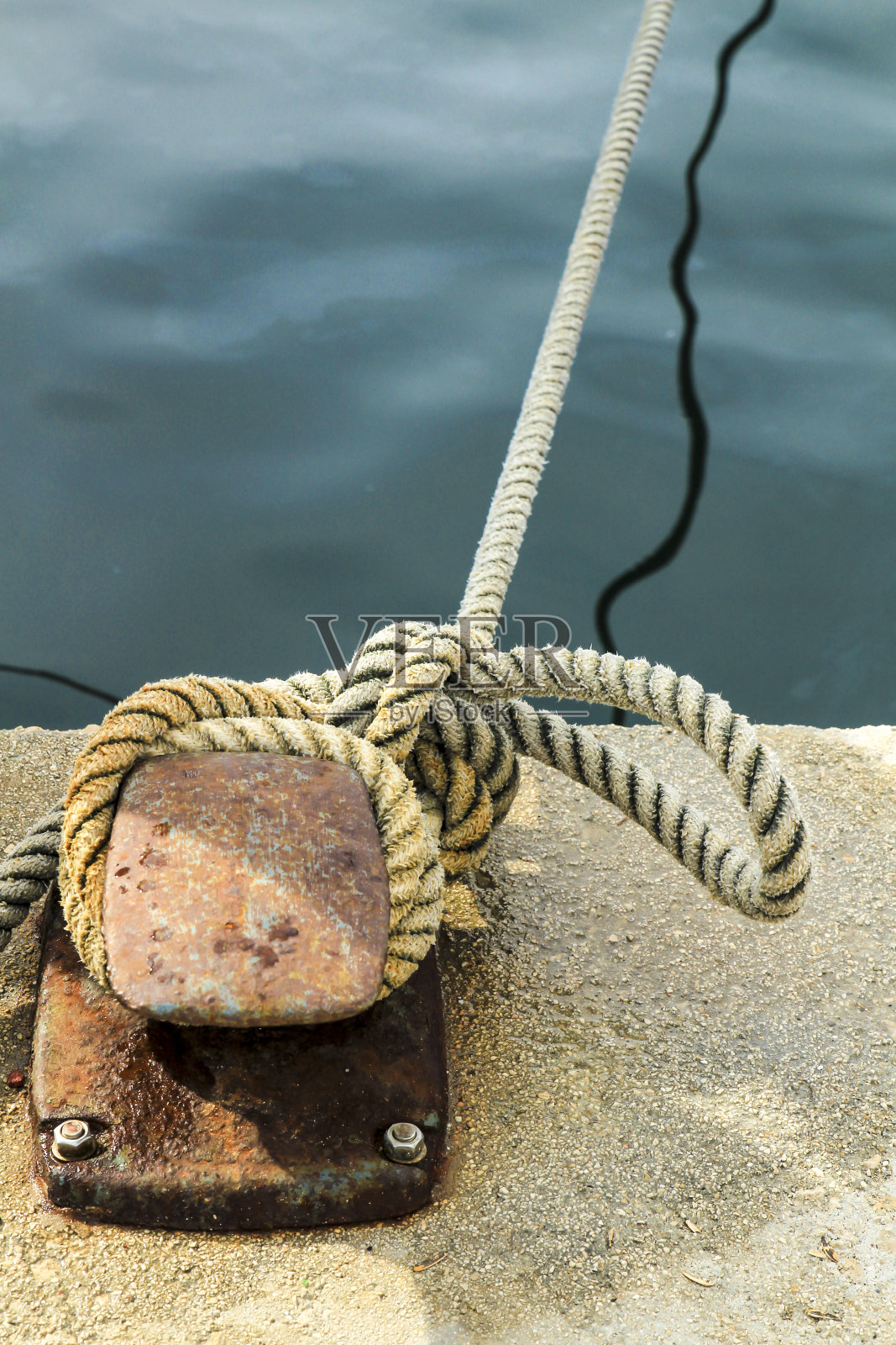 港口系绳的系泊系缆桩生锈照片摄影图片