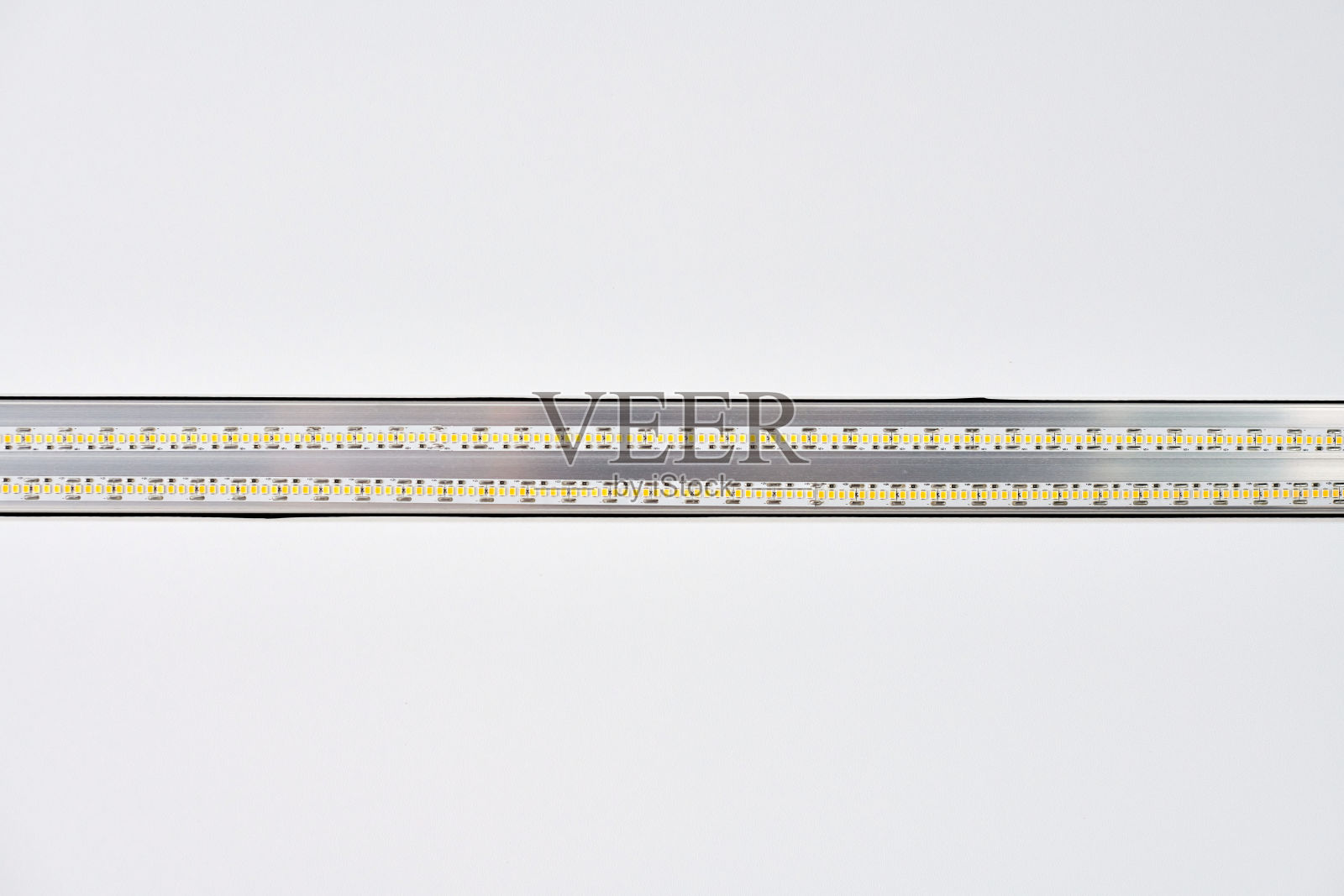 带铝型材的LED灯在白色拉伸天花板上，现代建筑，接近照片摄影图片