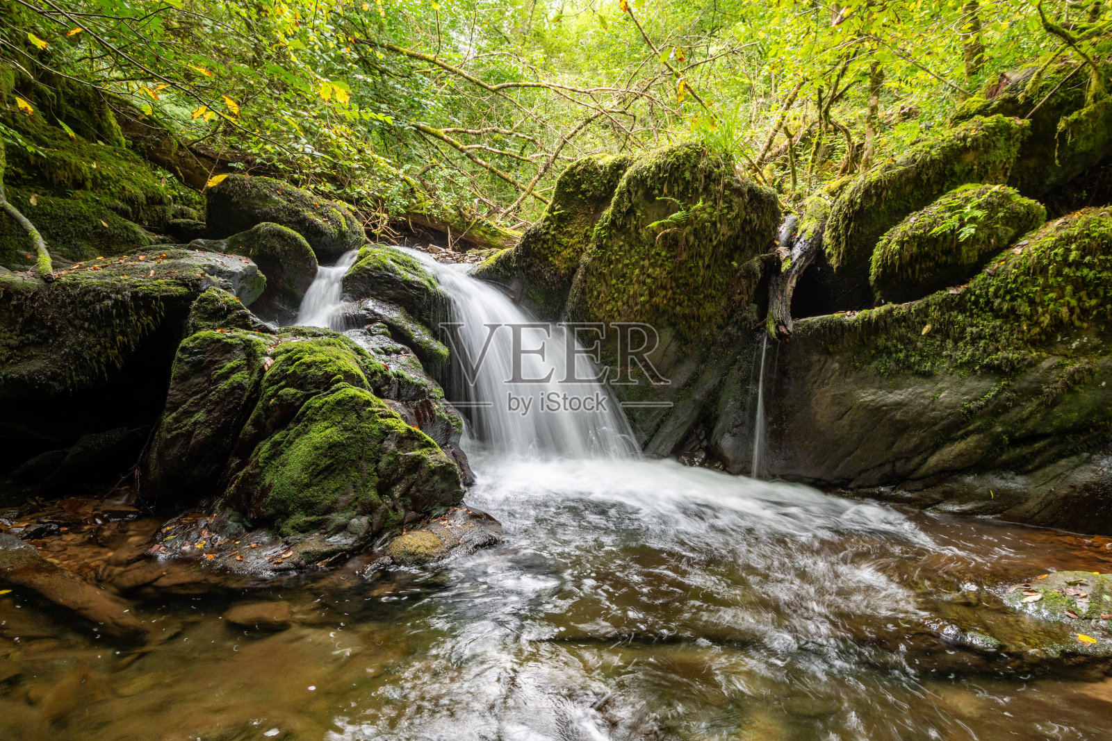 水域在埃克斯穆尔国家公园交汇照片摄影图片