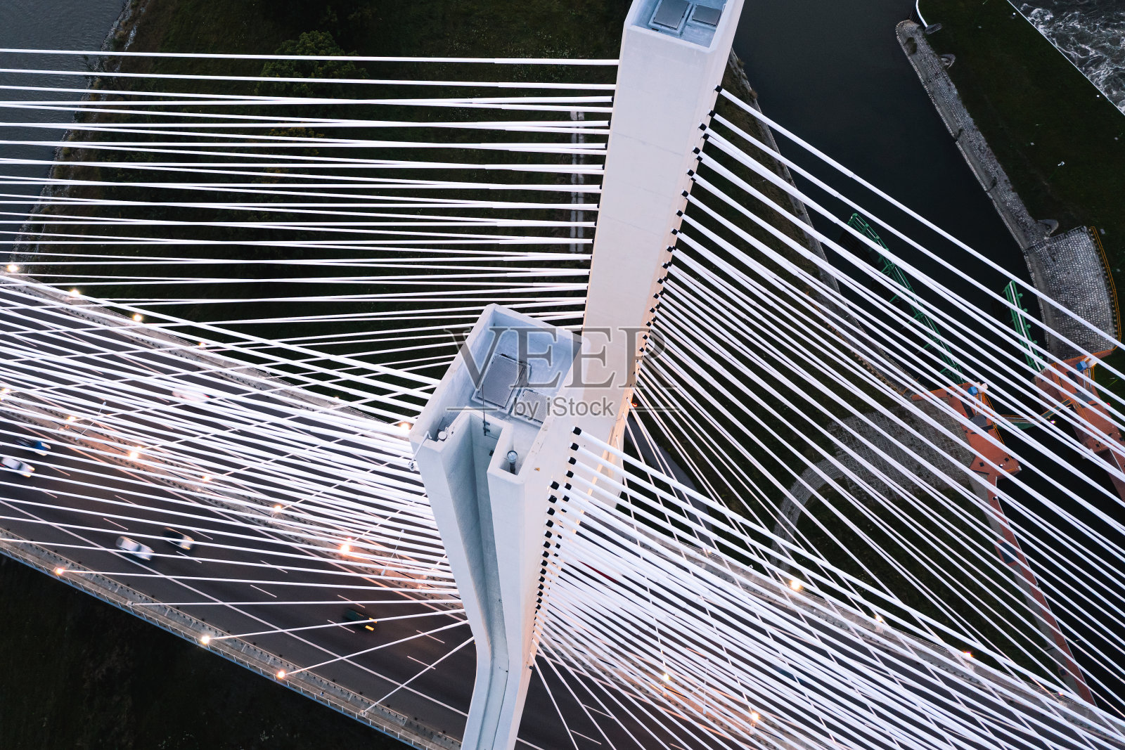 从高处看大桥的钢塔，从下面看高速公路照片摄影图片