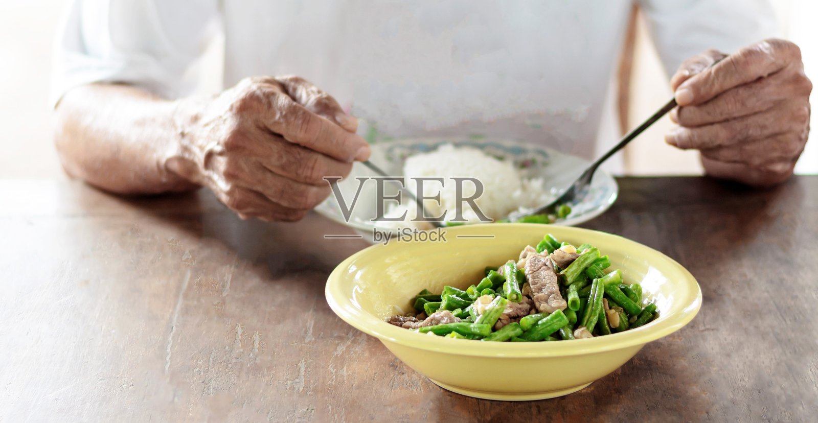 黄碗肉炒豆照片摄影图片