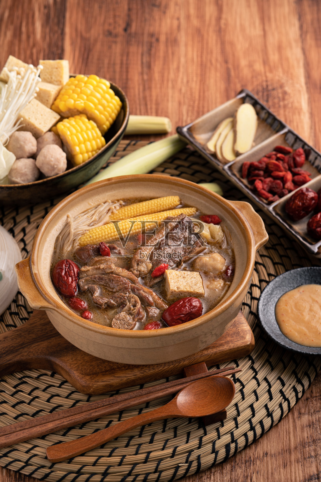 台湾美味的姜鸭火锅。照片摄影图片