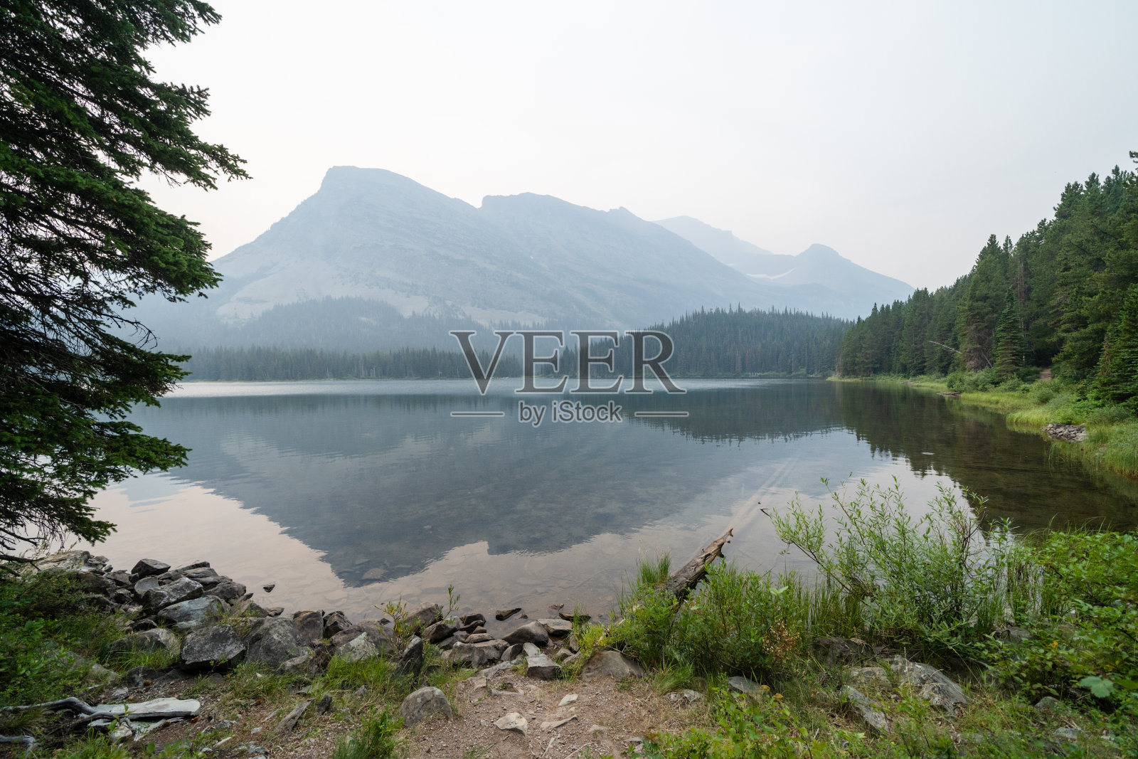 冰川国家公园的激流湖照片摄影图片