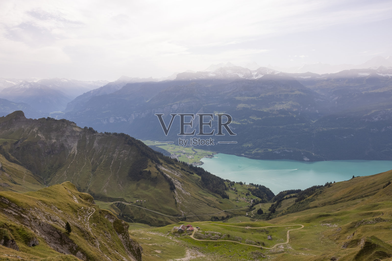 瑞士阿尔卑斯山脉令人惊叹的徒步旅行日。布里恩泽湖的美景。多么美妙的景色啊。照片摄影图片