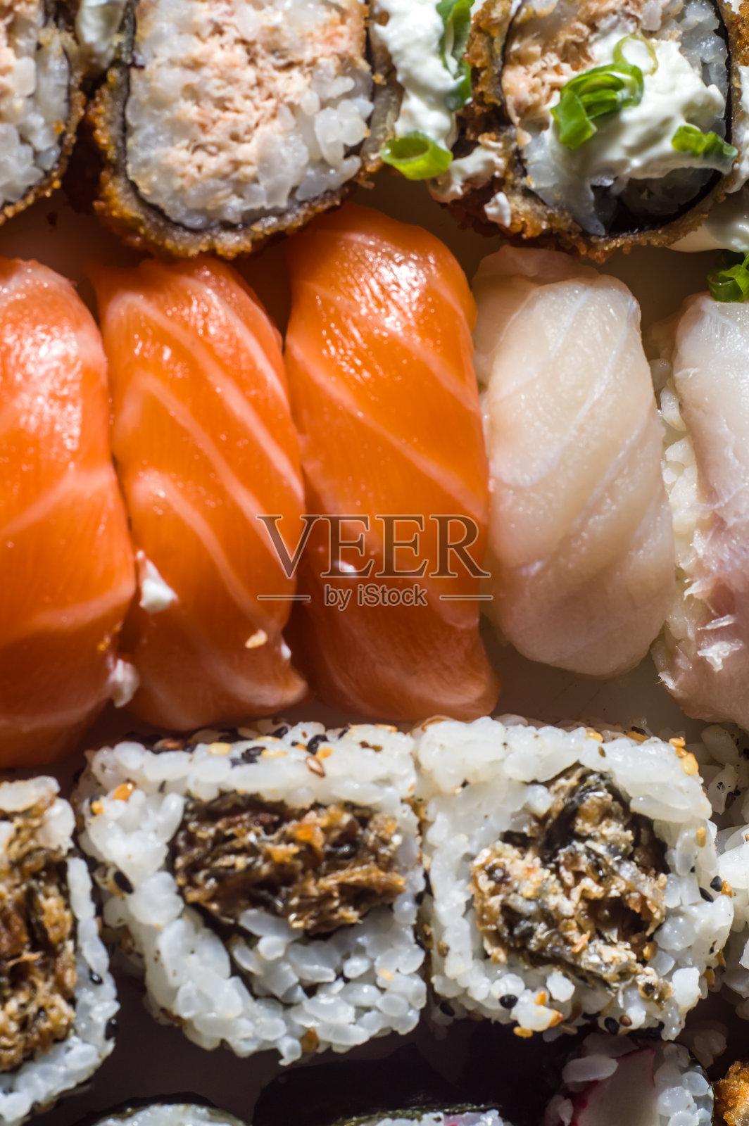 寿司的质地有不同的寿司种类，其中有:kani, niguiri, uramak照片摄影图片