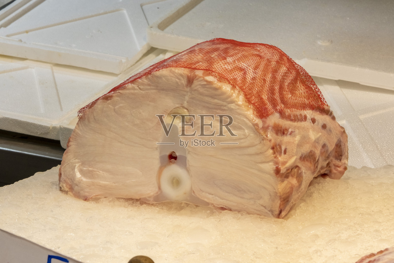 冷冻鱼片在当地市场的桌子上的冰照片摄影图片