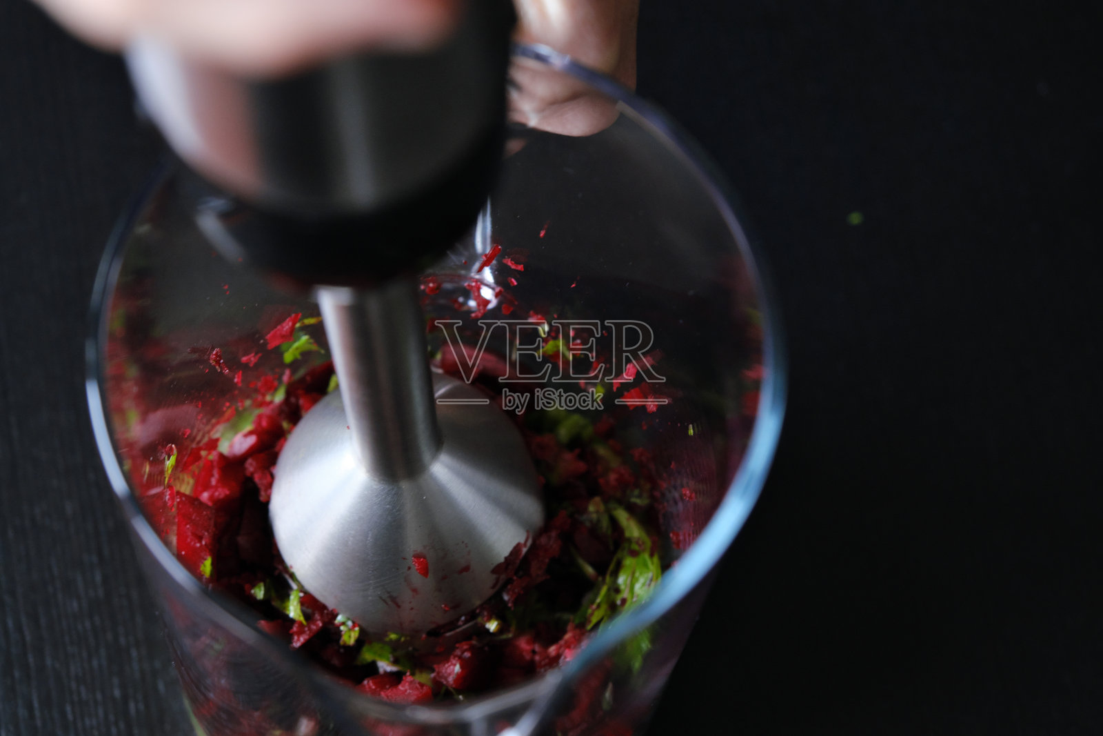 一个不知名的人正在混合水果和蔬菜来做排毒奶昔照片摄影图片