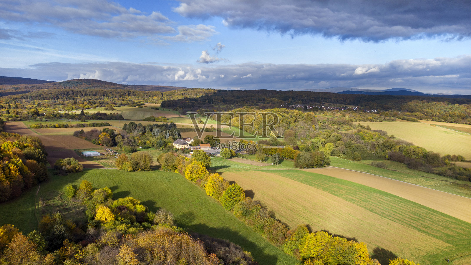 秋天的农业区域。鸟瞰图照片摄影图片
