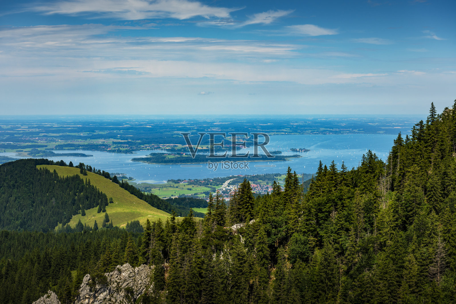 从基姆高阿尔卑斯山脉的坎彭万德山到基姆湖照片摄影图片