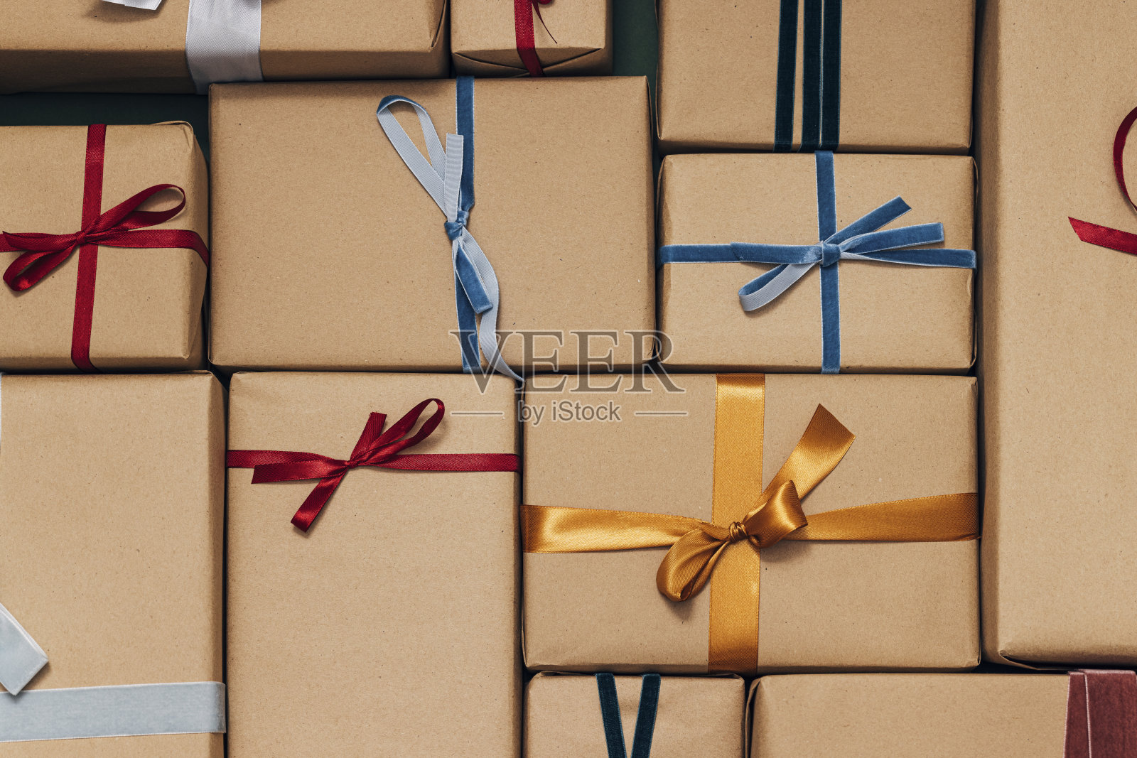 许多不同尺寸的圣诞礼物堆在一起照片摄影图片