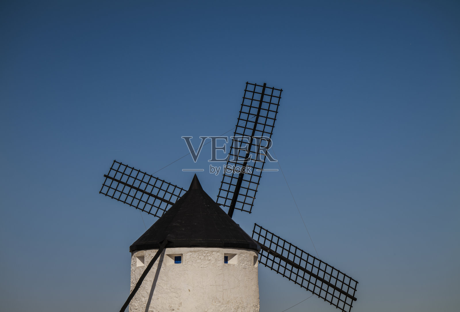 传统的白色风车在Consuegra乡村，Castilla la Mancha，西班牙，对抗蔚蓝的天空照片摄影图片