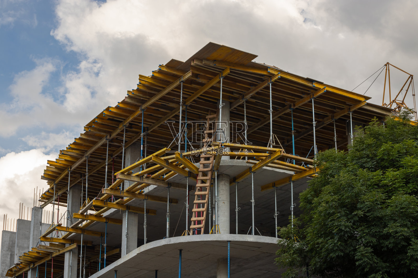 多层次商业高层建筑建设与蓝天照片摄影图片