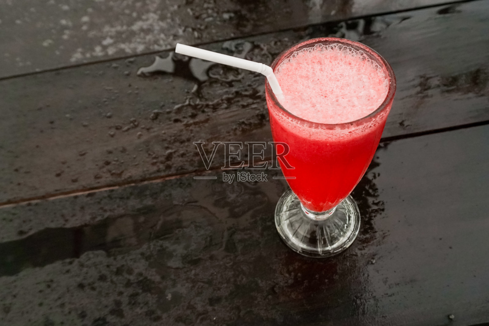 木桌上放着草莓汁饮料照片摄影图片