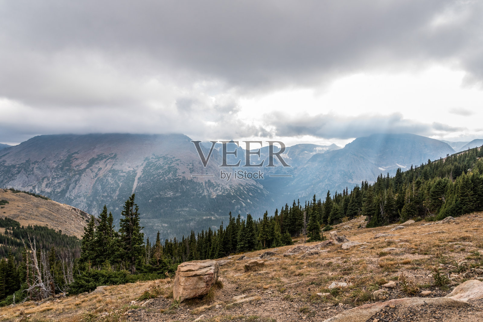在落基山的高山上的伟大的观点照片摄影图片