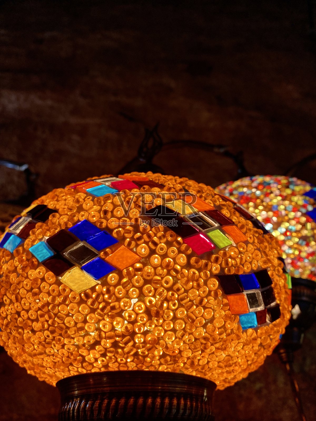 装饰及灯。由彩色玻璃制成的传统土耳其灯笼。照片摄影图片