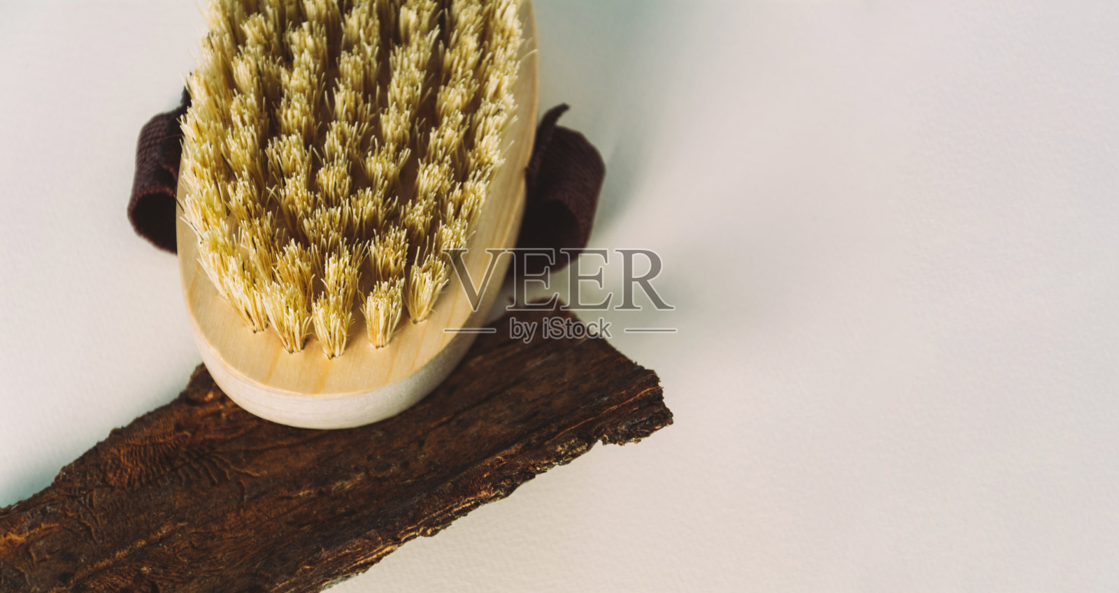 特写自然按摩身体刷在树皮上照片摄影图片