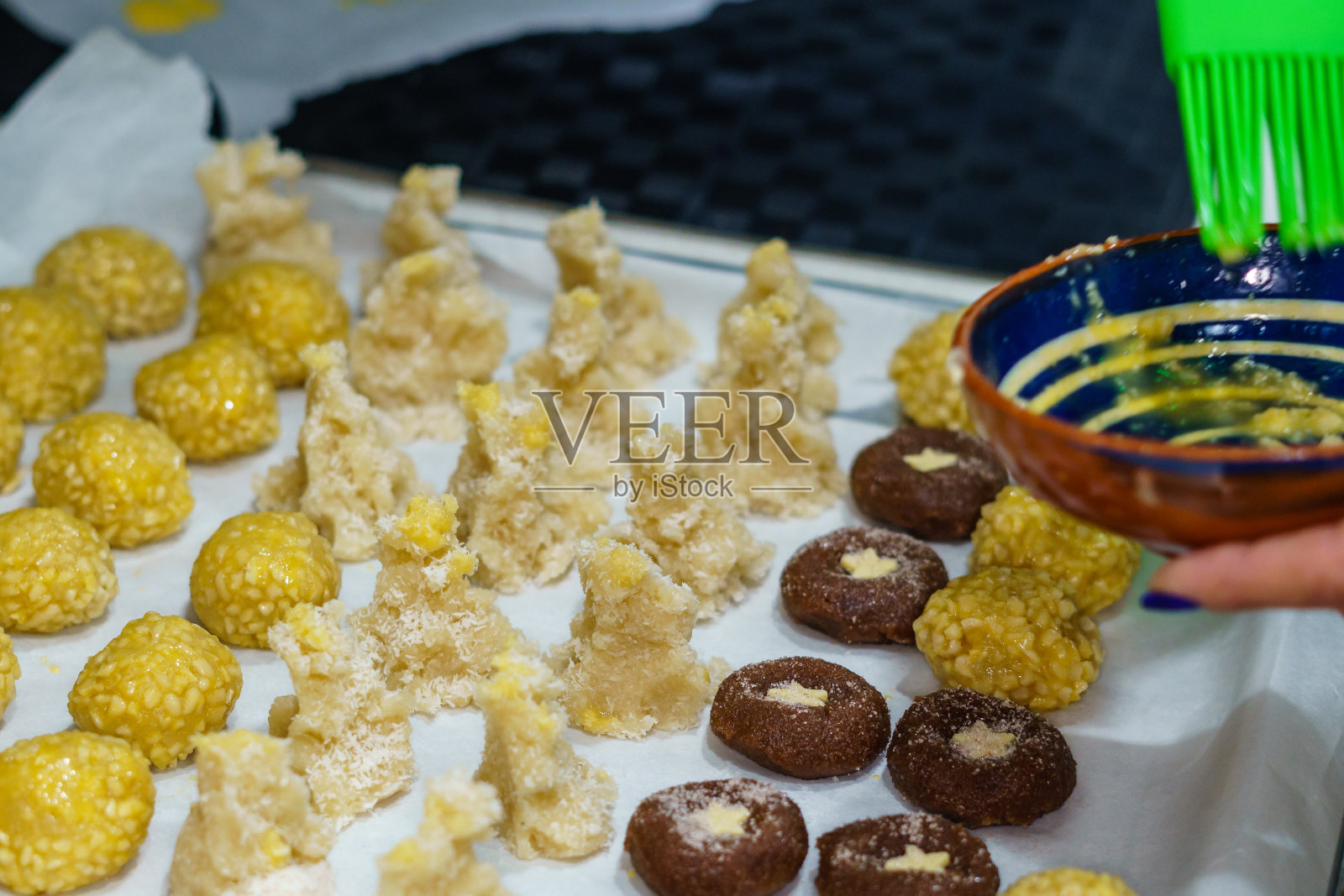 杏仁和松子制成的加泰罗尼亚典型甜点板栗的精制照片摄影图片