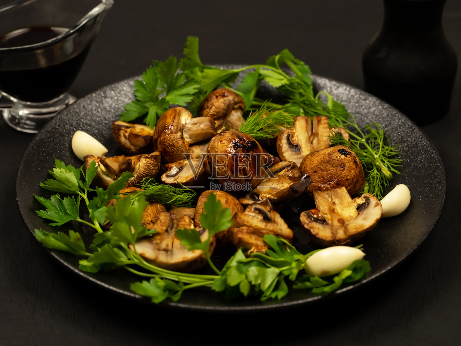 香槟酒用酱油和香草烹制。黑色背景。照片摄影图片