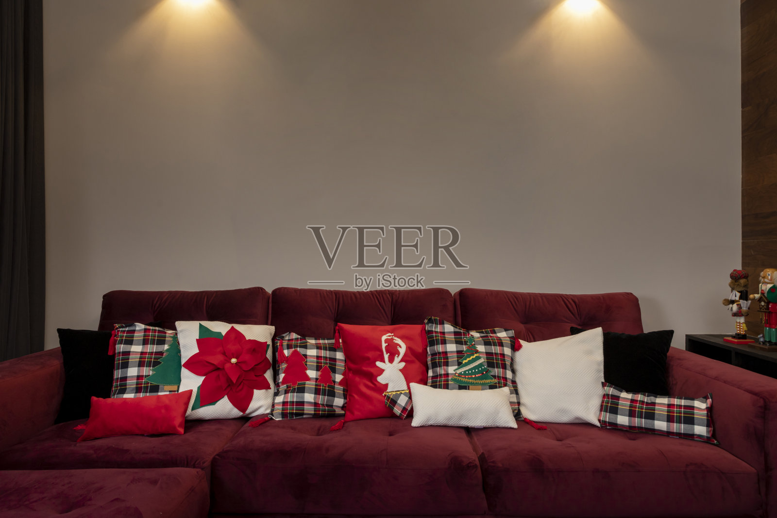 背景为白色墙壁的房子里，扶手椅上的圣诞图案坐垫照片摄影图片