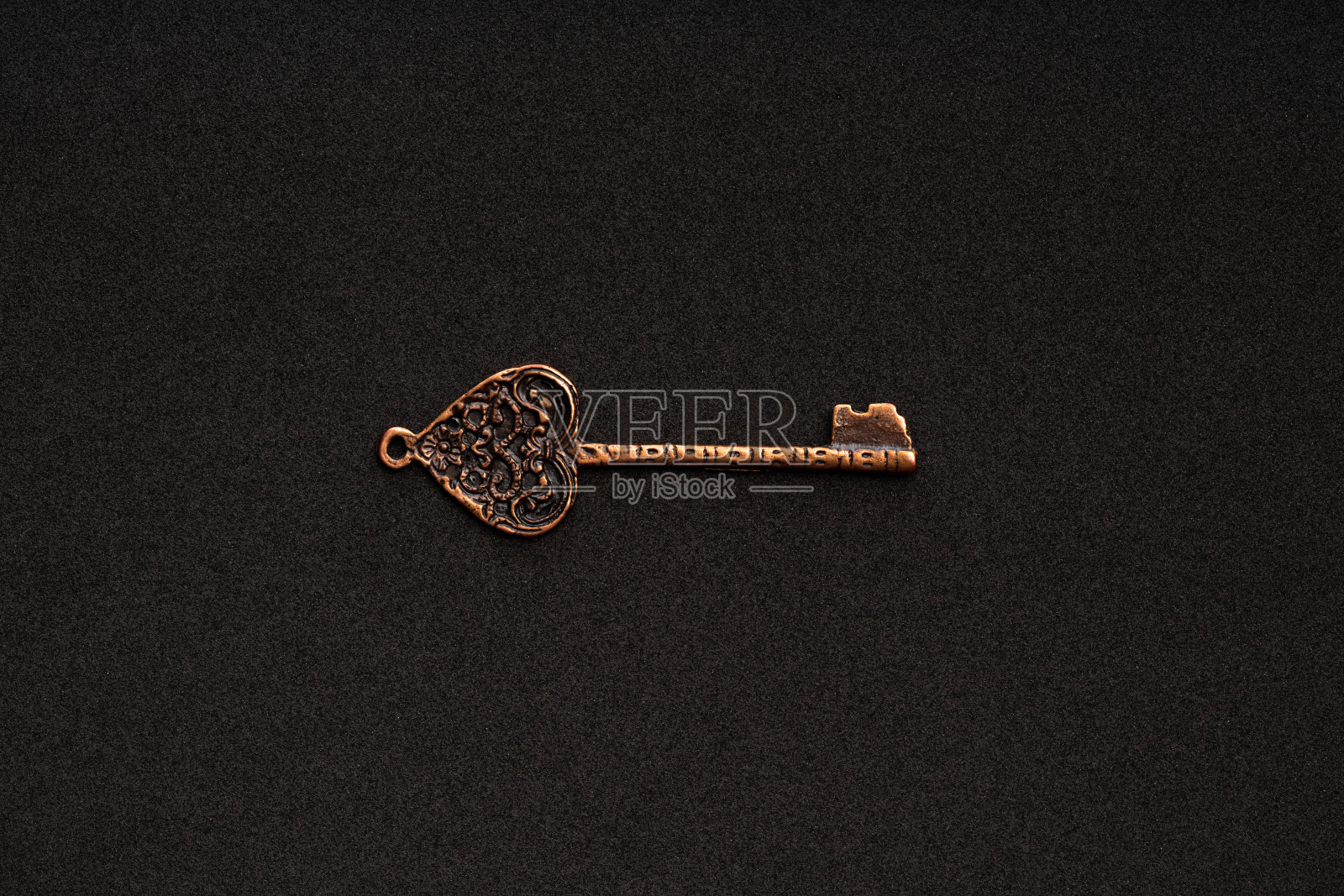 黑色背景上的复古键照片摄影图片