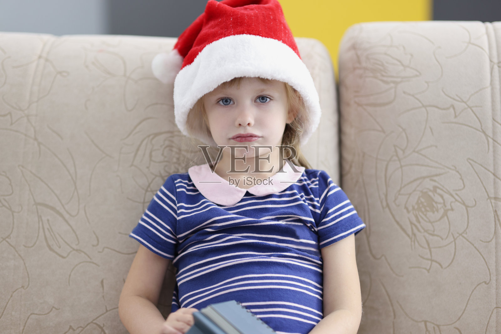 蹒跚学步的孩子放假了照片摄影图片