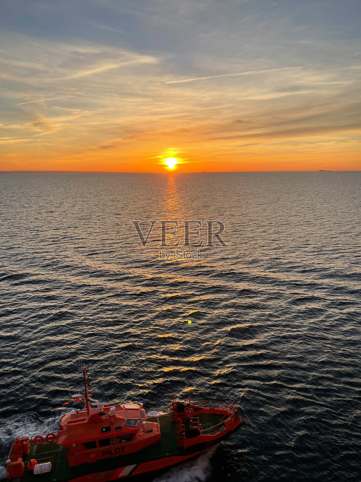 德国领航船在夕阳下的Warnemünde在波罗的海照片摄影图片