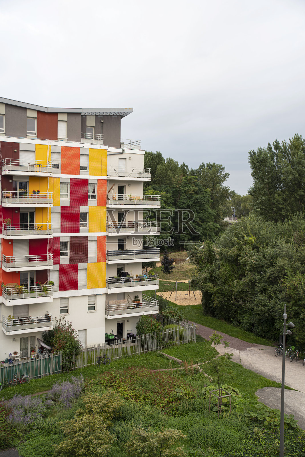 城市里的现代建筑照片摄影图片