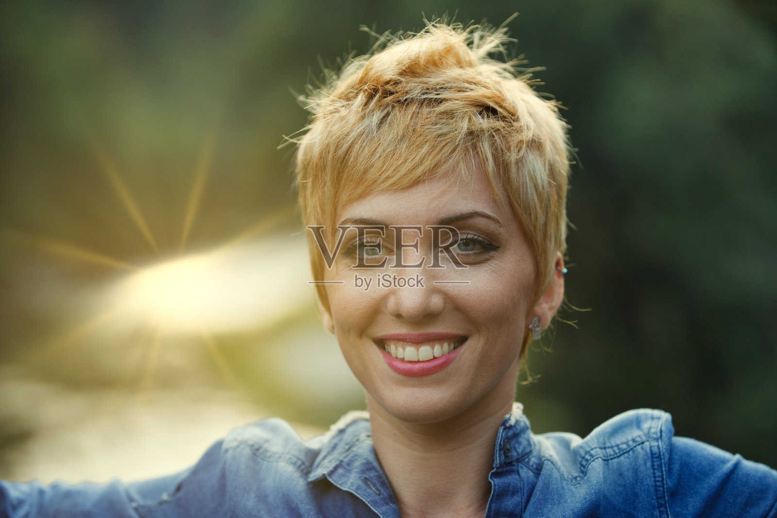 年轻的金发女子在河边的乡村放松照片摄影图片