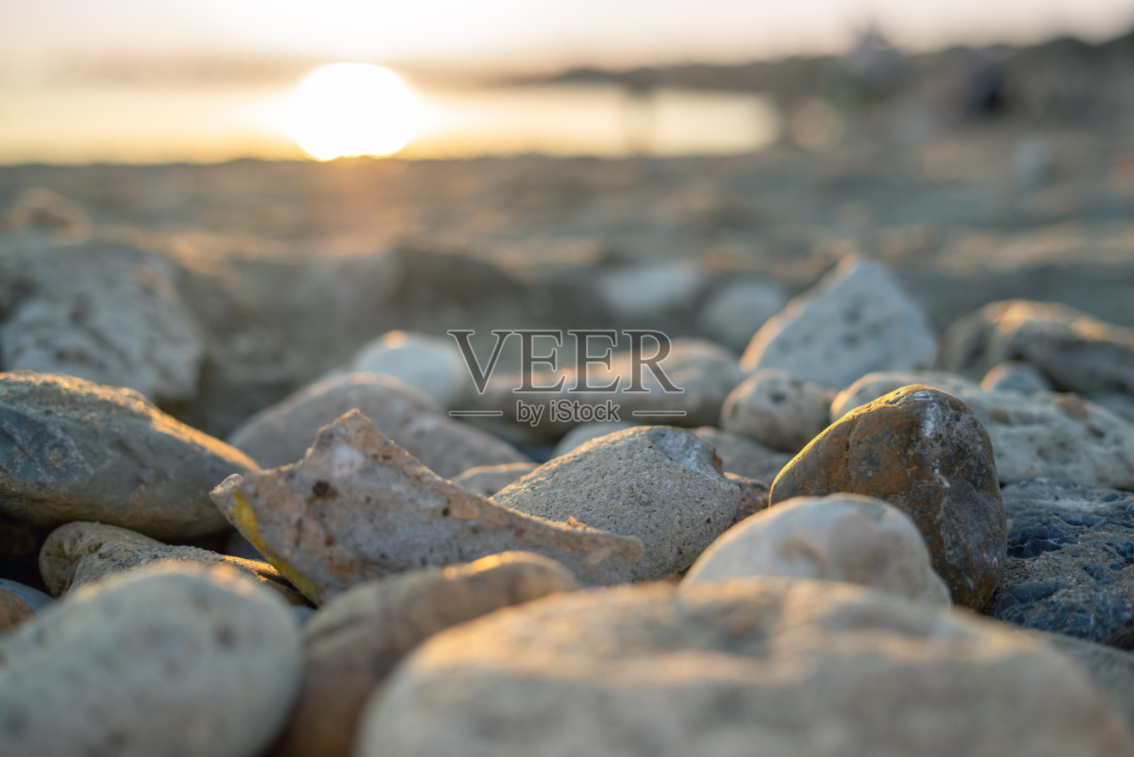 海滩上各种粗粒石头的特写照片摄影图片