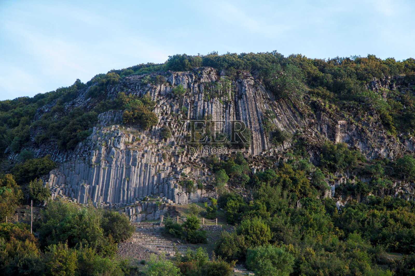 蓝天景观与玄武岩柱。马尼萨的库拉区照片摄影图片