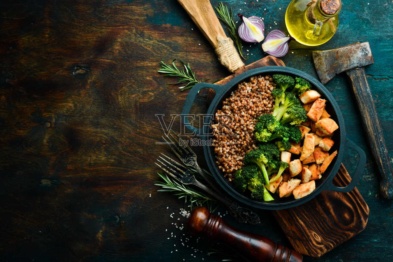饮食的食物。用黑锅煮荞麦，鸡柳和西兰花。乡村风格。前视图。照片摄影图片