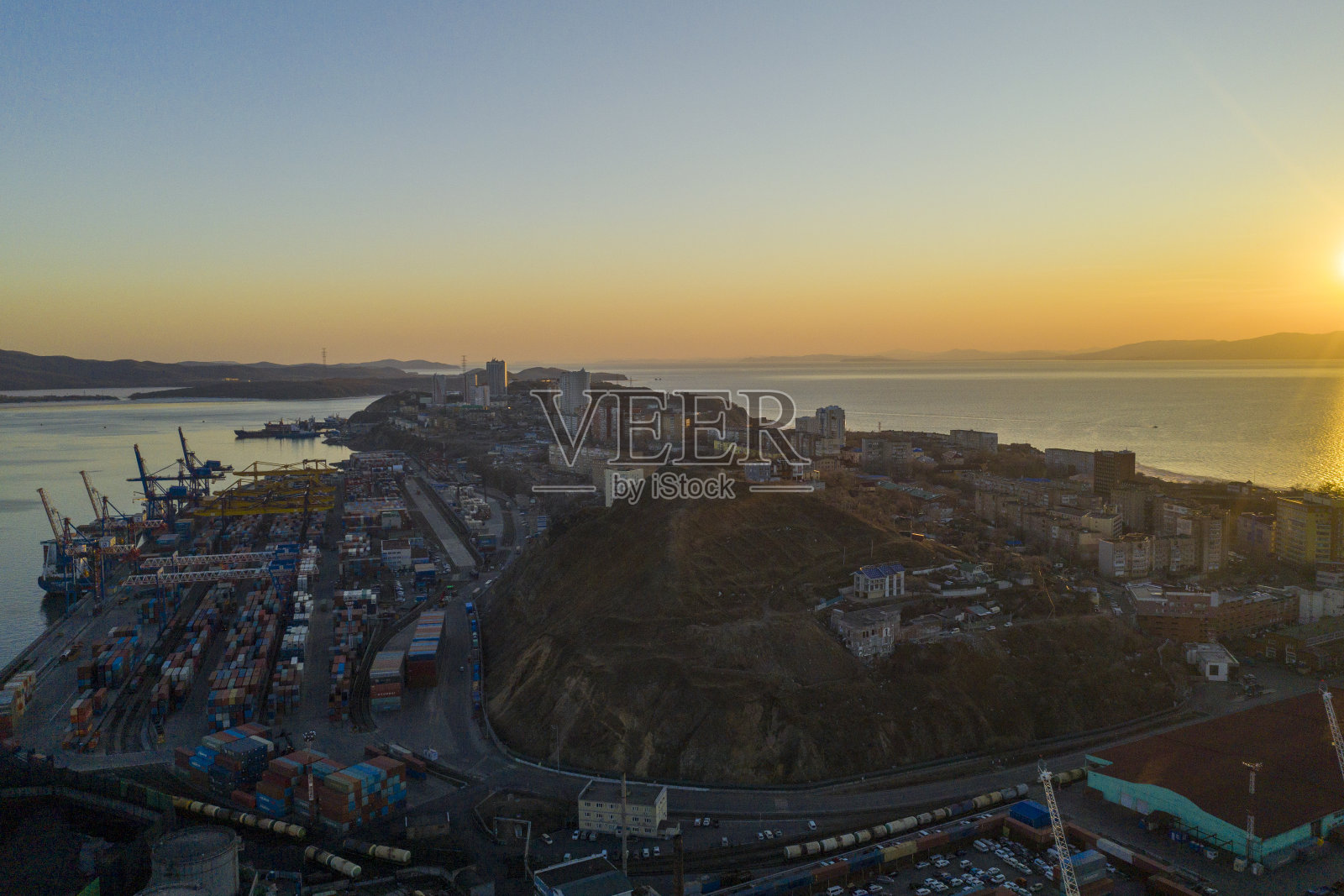 鸟瞰城市景观。俄罗斯符拉迪沃斯托克照片摄影图片