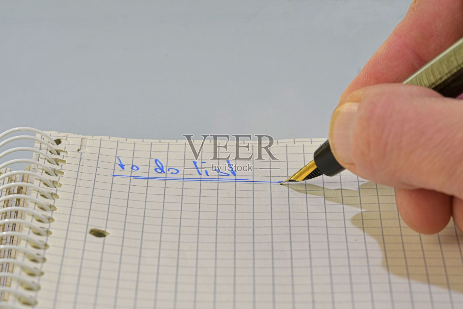 男人在笔记本上手写文本“待办事项”。副本的空间。职责概念，决议照片摄影图片