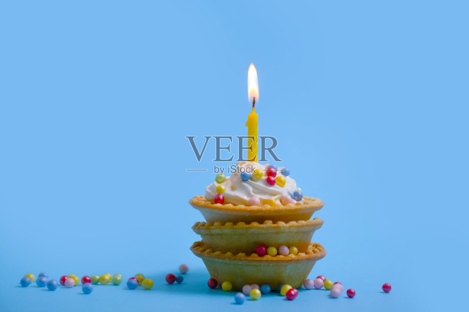 彩色背景上的节日蛋糕蜡烛照片摄影图片