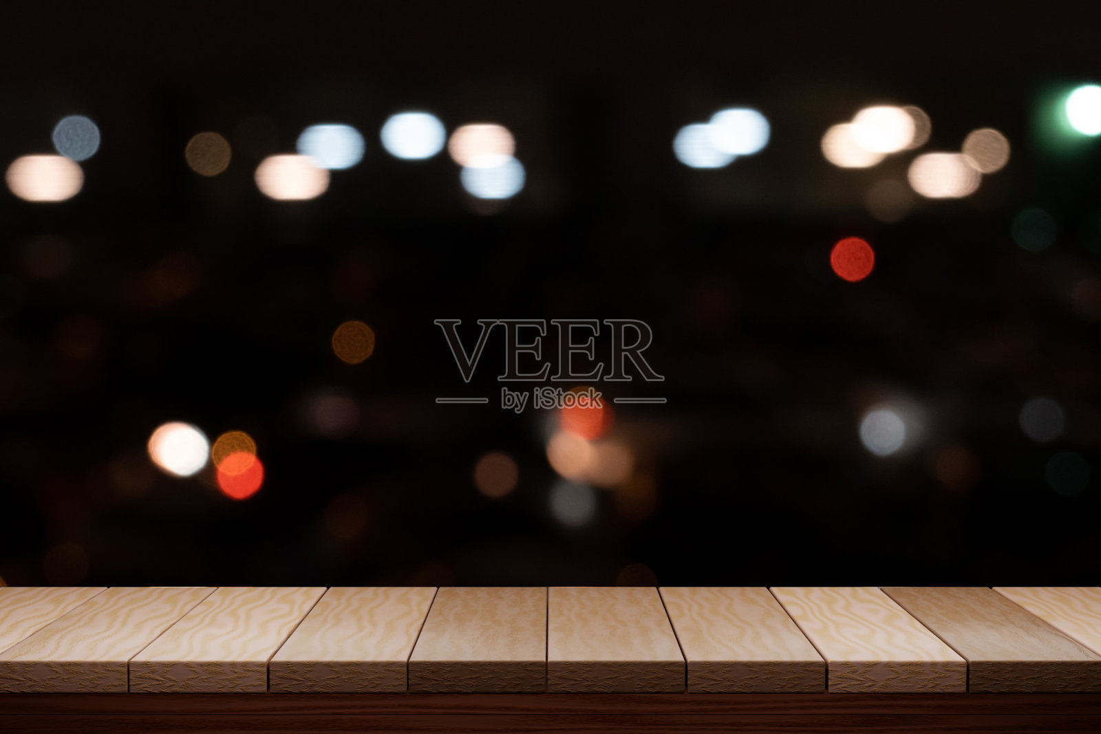 空棕色木桌和夜灯散景模糊的餐厅背景。展示你的产品。照片摄影图片