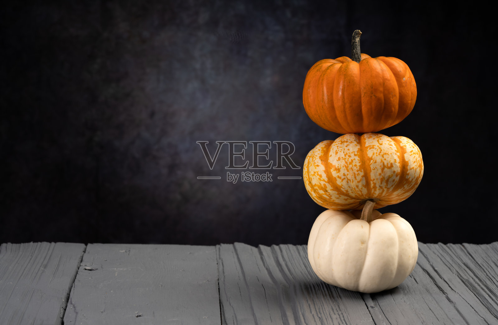 木头上的成熟可口的南瓜照片摄影图片