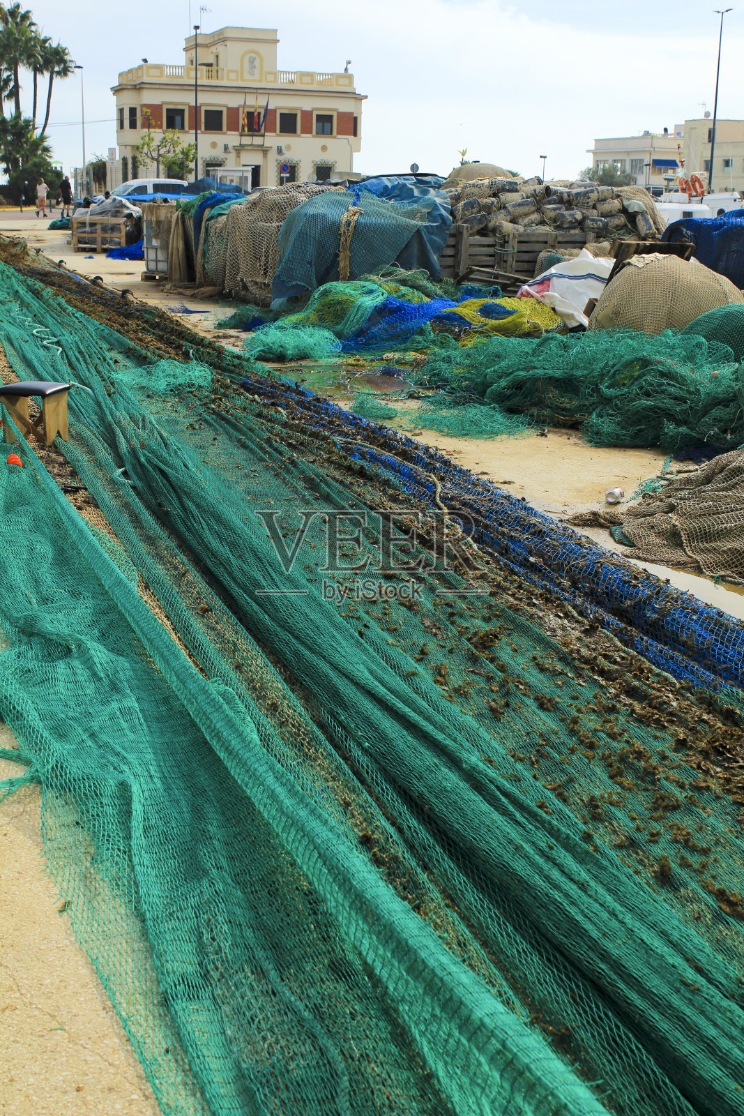 港口的渔网、浮标和绳索照片摄影图片