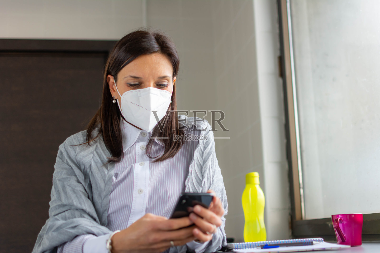 一名妇女在家中被冠状病毒隔离照片摄影图片