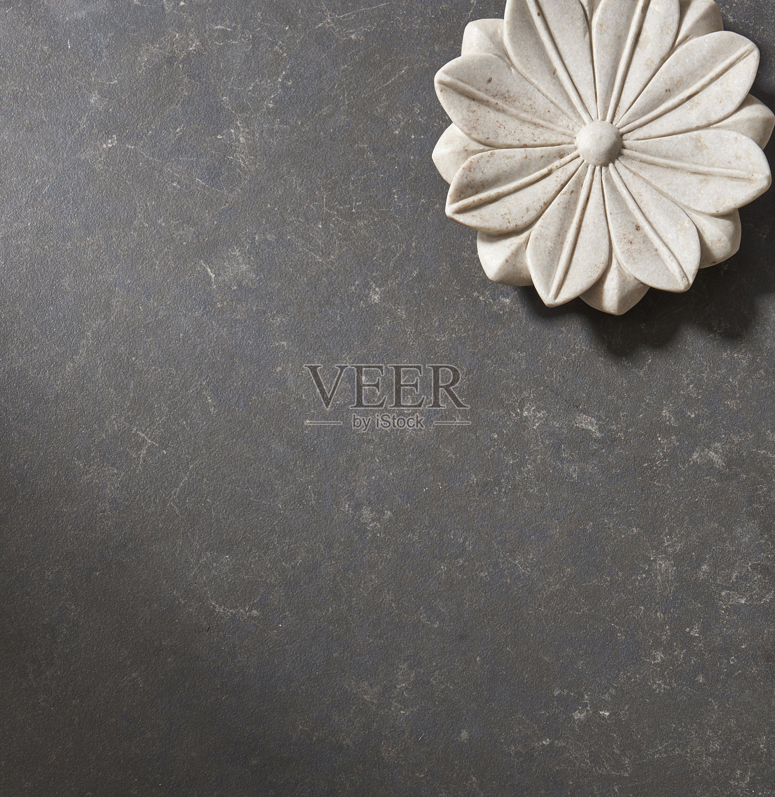 灰色的背景和木制的空桌子照片摄影图片