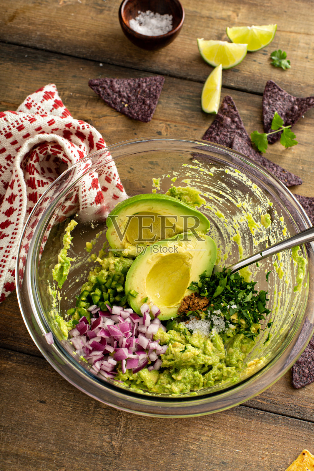 用红洋葱，墨西哥胡椒和香菜制作鳄梨色拉酱照片摄影图片