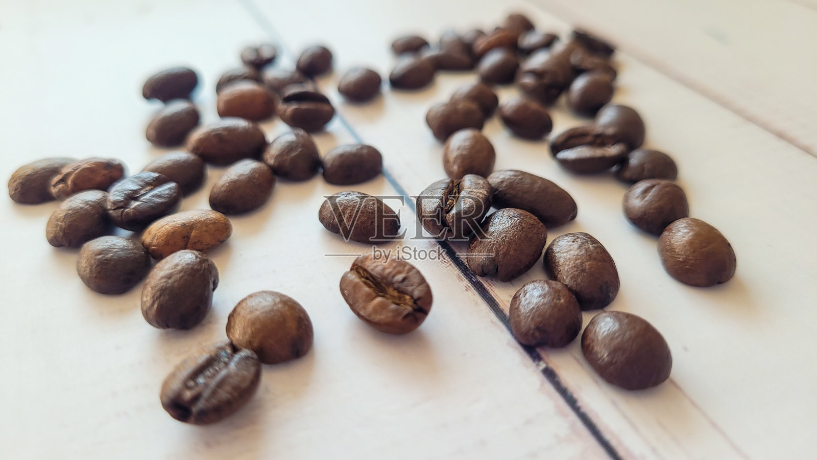 有机巴西咖啡豆背景，分散的黑咖啡豆照片摄影图片