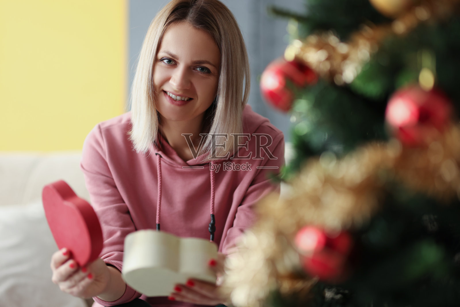 沙发上的年轻美女照片摄影图片
