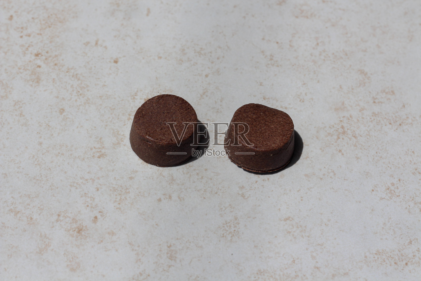 两粒布朗药片，保护宠物免受跳蚤照片摄影图片