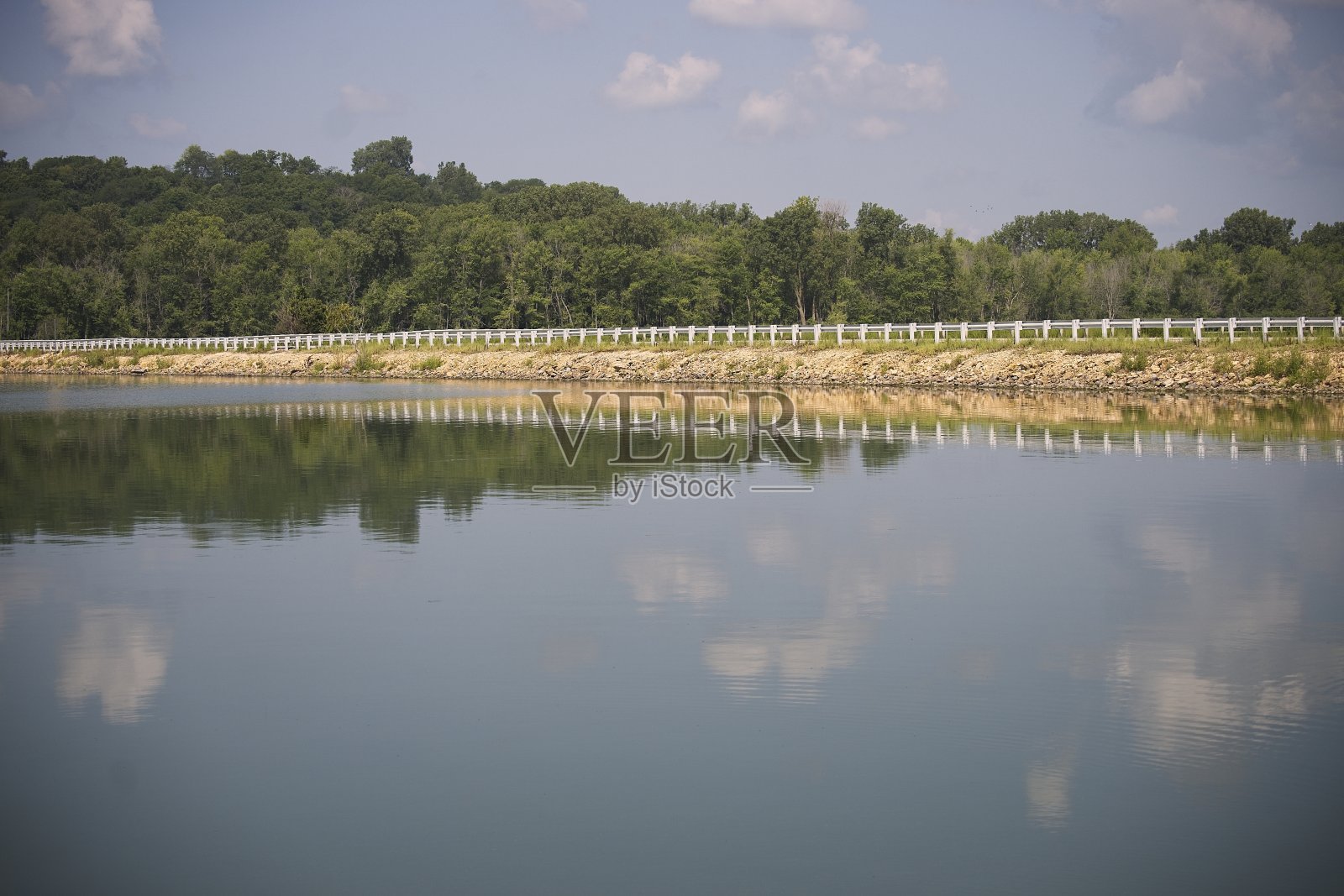 守卫轨道和反射照片摄影图片