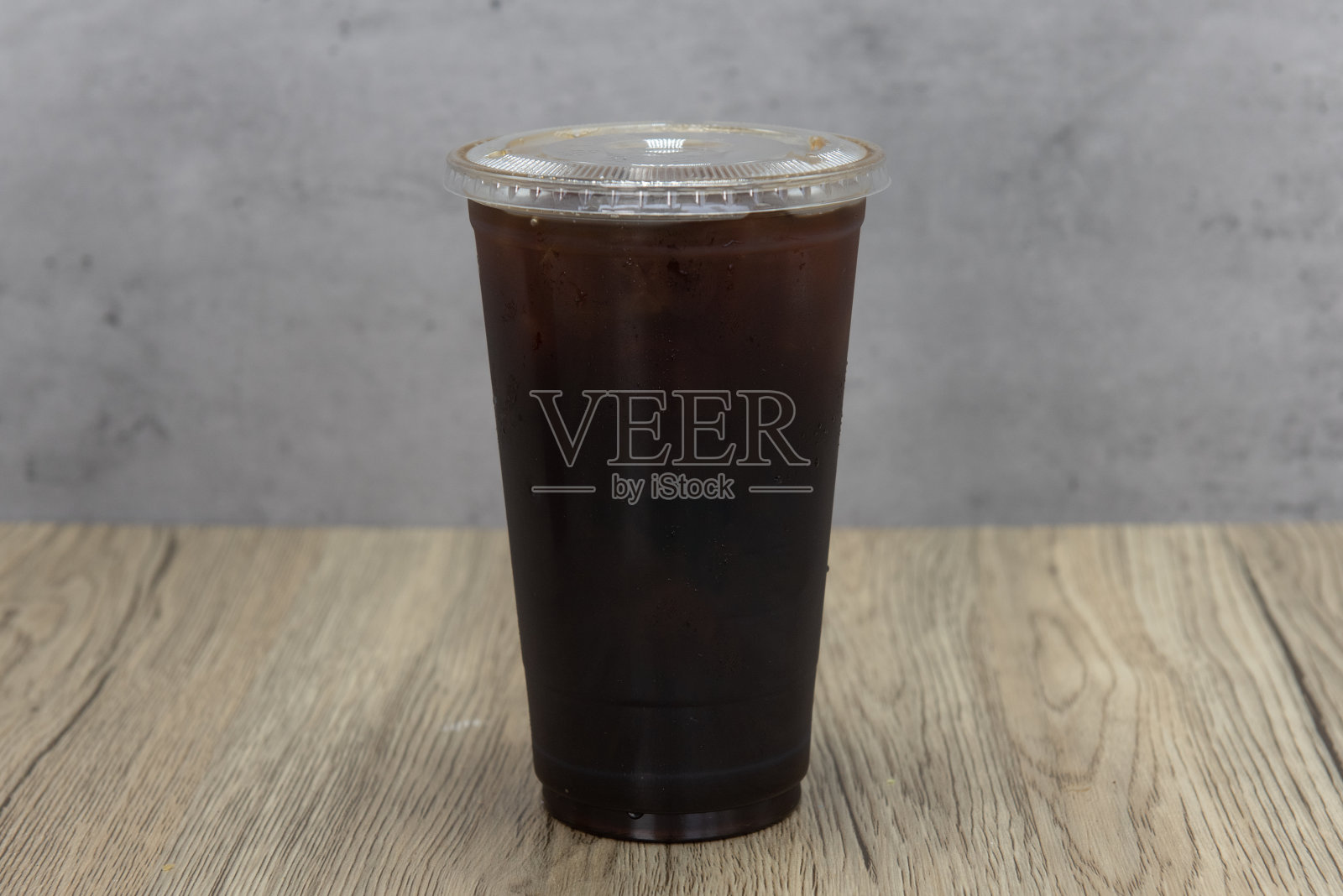 从咖啡馆开始一天的工作。照片摄影图片