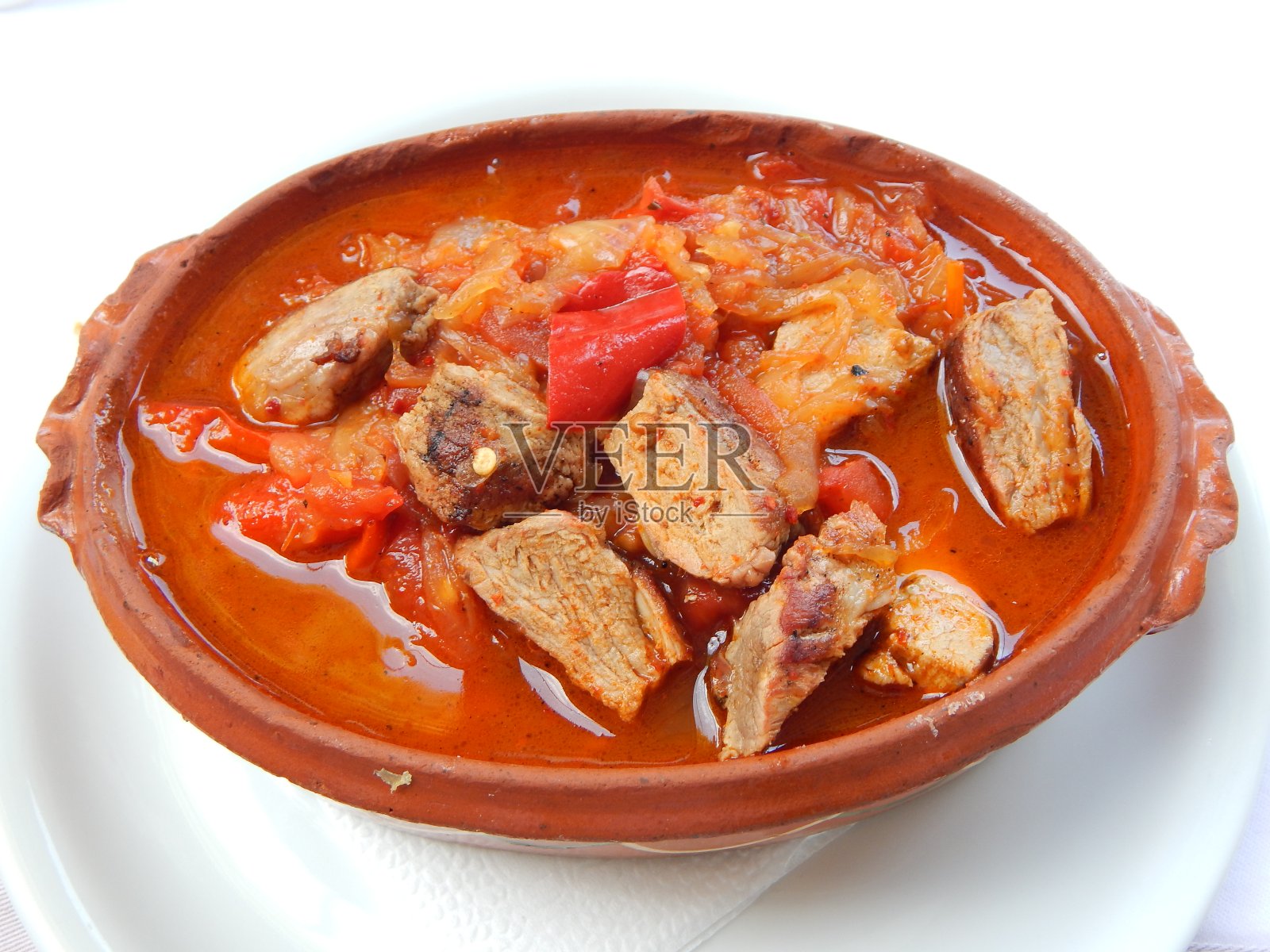 用陶制餐具盛有蔬菜酱的烤肉照片摄影图片