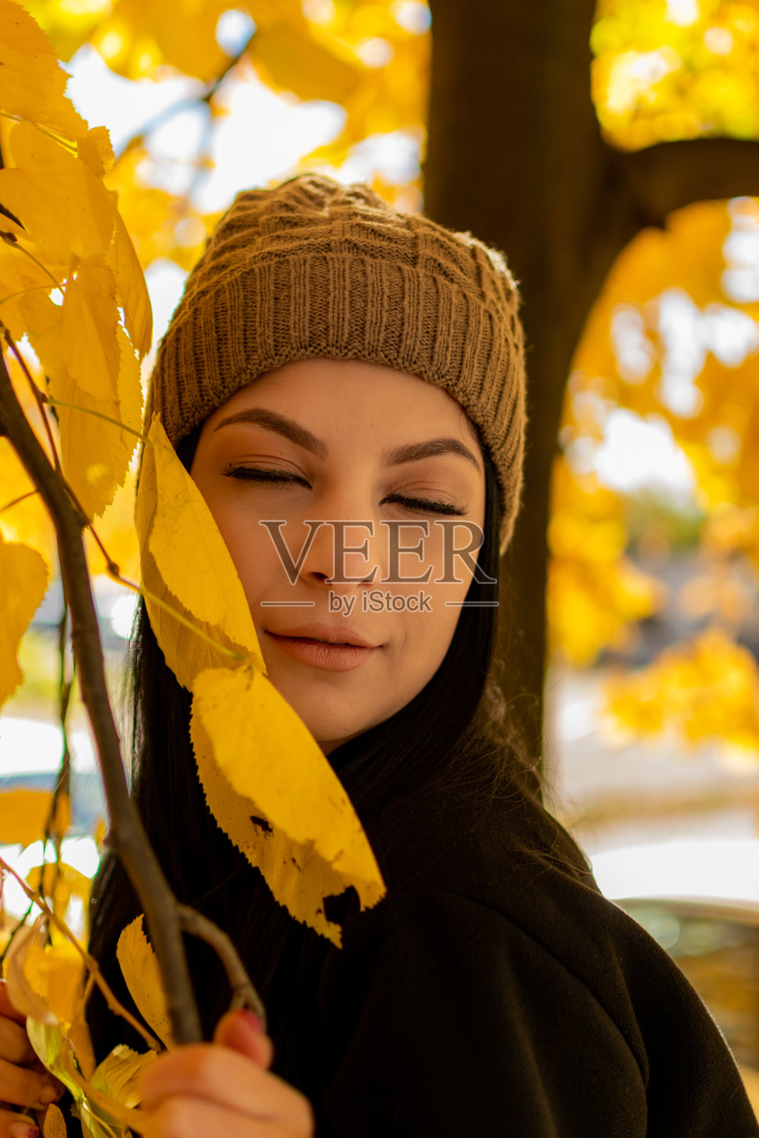 年轻女子在秋天的城市里嬉戏，散步，微笑，十月的户外肖像，色彩缤纷的照片，享受一个理想的秋日。照片摄影图片