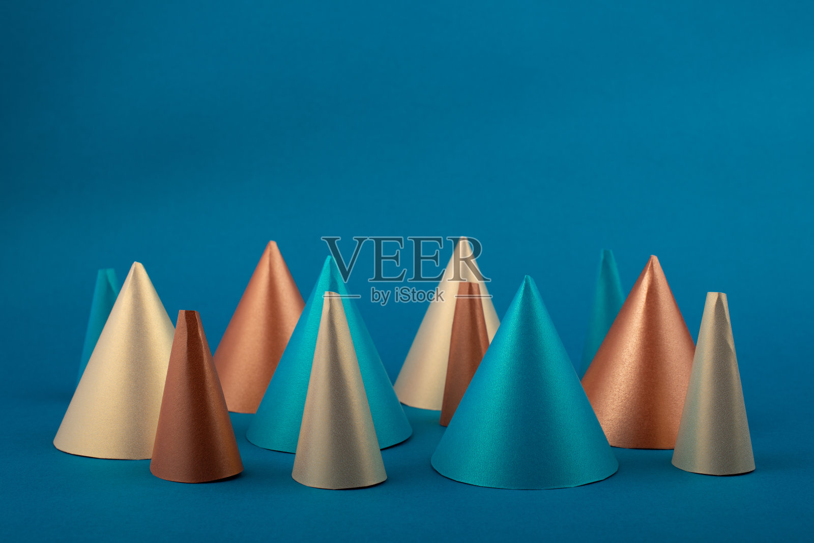 程式化的圣诞树。有机现代圣诞装饰品。照片摄影图片